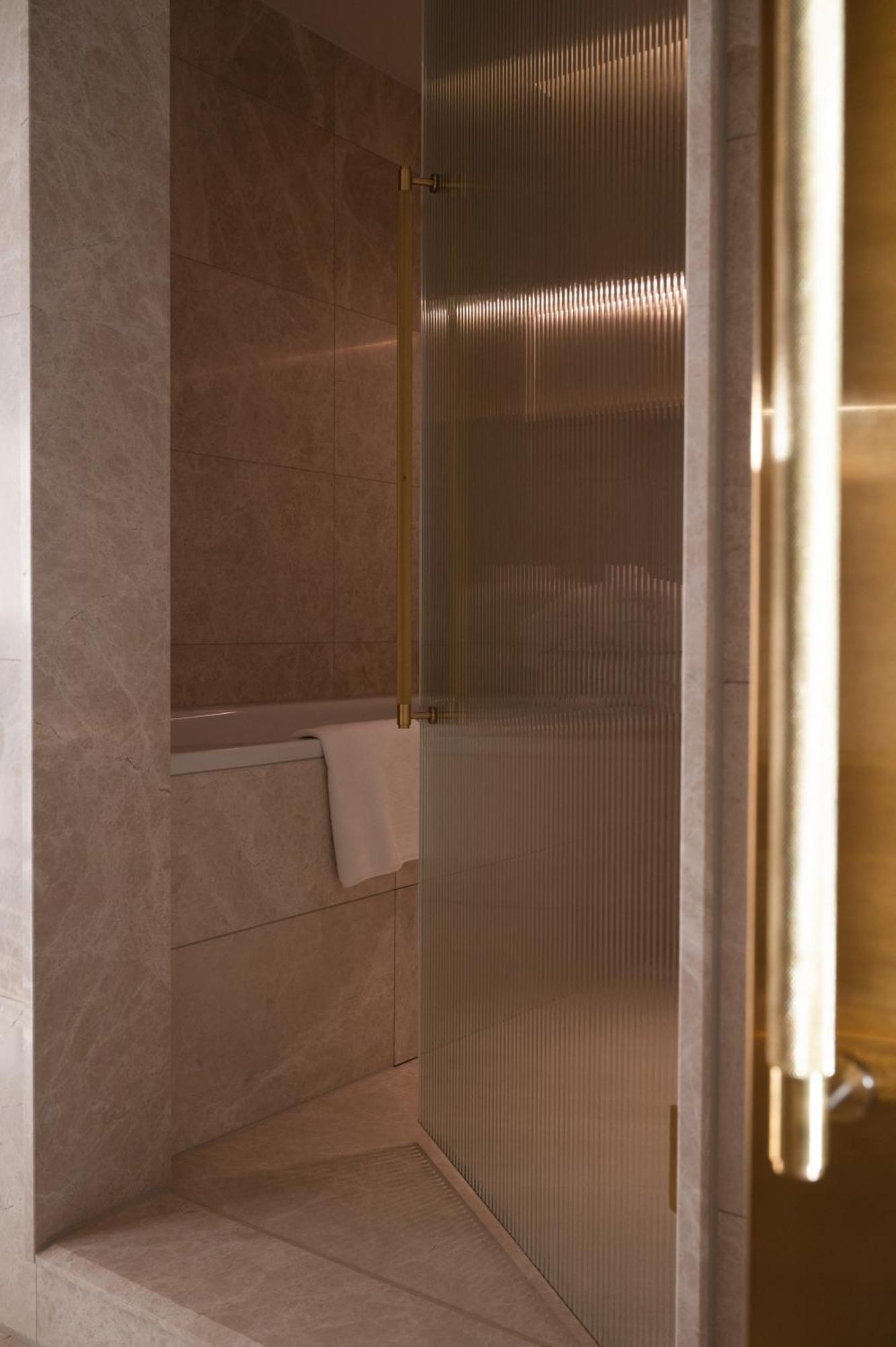 Almanac Palais Vienna Hotel Cameră foto A shower door